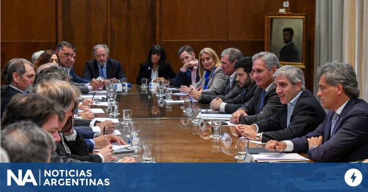 Tras el revés electoral, Luis Caputo pidió elegir "entre esto, o el comunismo en 2027"