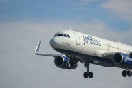JetBlue Airways ajusta sus pronósticos: la aerolínea espera una caída menor en sus ingresos para el tercer trimestre