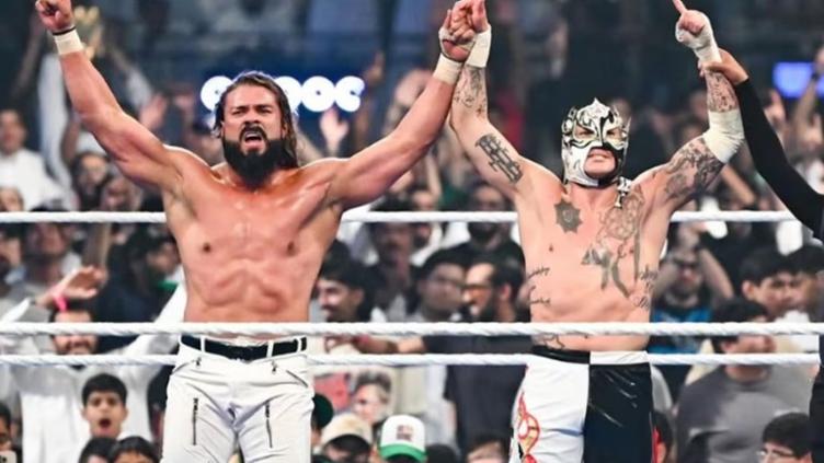 Andrade regresa a México y se une a The Crash tras salir de la WWE