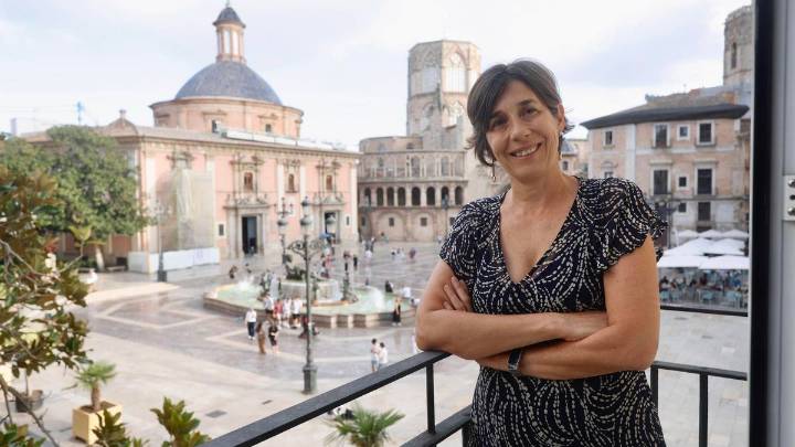 Gloria Sánchez, investigadora de bacterias: "La contaminación por la dana ha disminuido en el agua, pero permanece en en el fondo de l'Albufera"