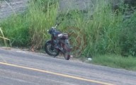 Abandonan motocicleta en vía México