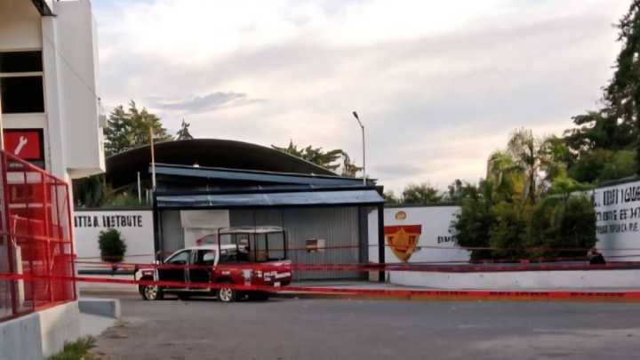 Comando Armado Embosca a Policías en una Escuela de Puebla; Hay un Muerto y una Mujer Herida