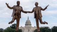 Colocaron estatua de Trump y Epstein tomados de la mano en EU 🎦