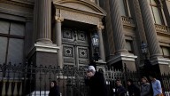 Los argentinos compraron menos dólares en agosto en medio de cotizaciones y tasas al alza