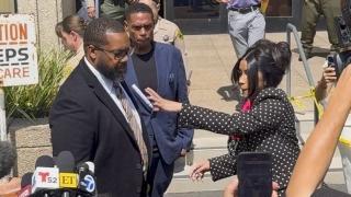 ¡Cardi B enciende la controversia! La rapera lanza un bolígrafo al rostro de un reportero tras su inesperada absolución en corte.
