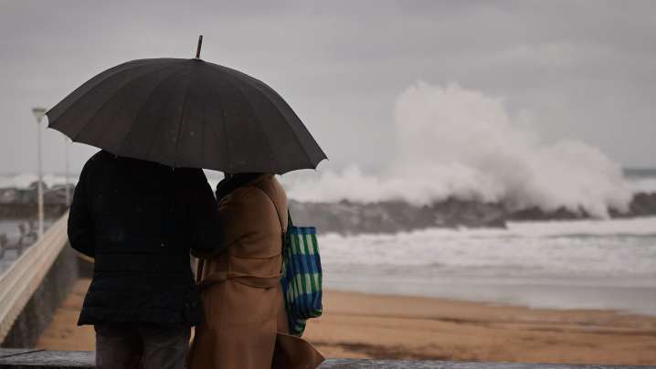 Cinco comunidades en aviso por fuertes lluvias, tormentas y oleaje