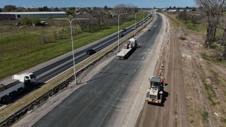 Con trabajos nocturnos, avanza la construcción del tercer carril de la autopista Rosario