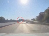 Auto sale volando sobre la Sunrise Highway; el conductor solo resultó ileso