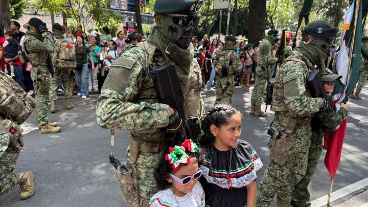 Vestidos de Soldados y en Primera Fila: Niños Disfrutan del Desfile Militar del 16 de Septiembre