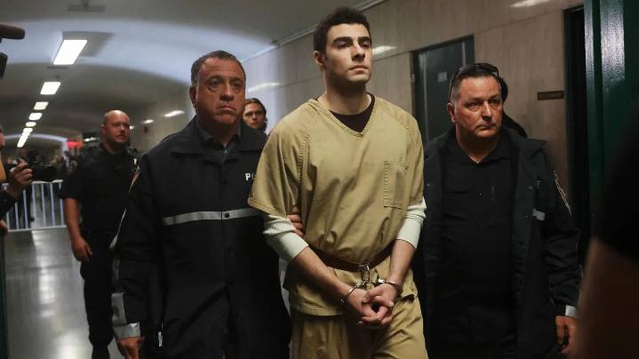 Juez desestima cargos de asesinato contra Luigi Mangione relacionados con terrorismo, pero no el de asesinato intencional