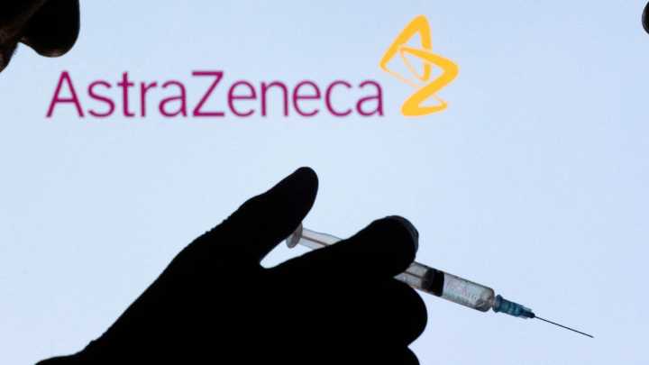 Un jubilado demanda a AstraZeneca, pero una ley de Alberto Fernández protege al laboratorio