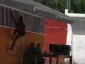 Mujer alterada irrumpe en secundaria y genera pánico en San Luis Potosí
