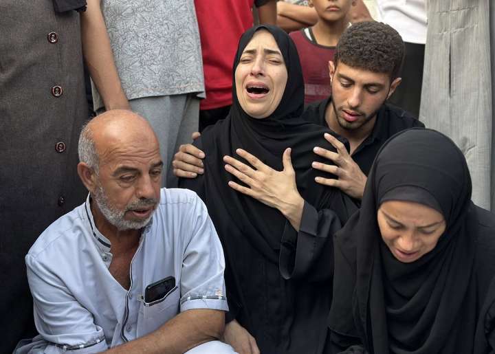 Vox se ausenta en el minuto de silencio por víctimas en Gaza en Granada