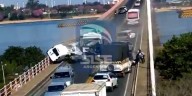 Video: un camión provocó un choque en cadena con 15 vehículos y mató a un motociclista en el puente Chaco