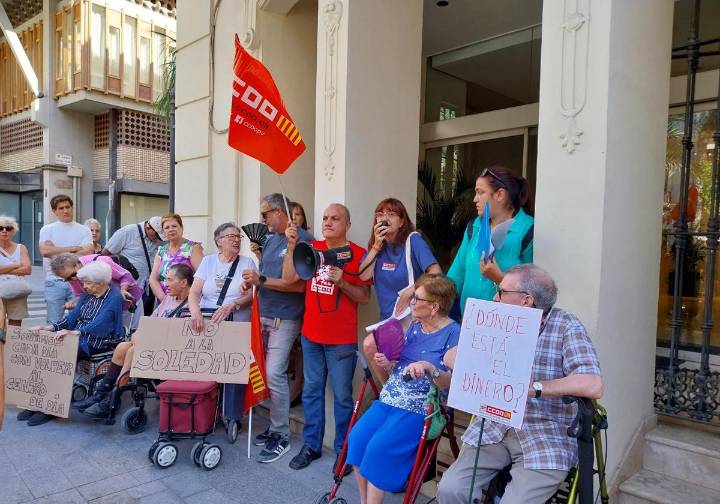 Usuarios y personal del centro de día Plaza de América llevan su protesta a la Generalitat