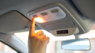 Consecuencias de manejar con las luces interiores encendidas; parecen inofensivas
