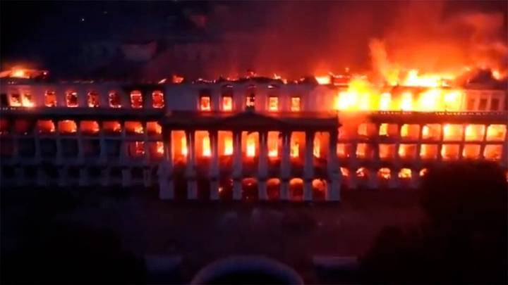 Violentas protestas en Nepal: el parlamento y la casa del ex primer ministro en llamas