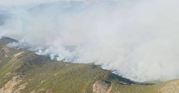 Un incendio alcanza el nivel 2 de peligrosidad en Pendilla de Arbas por su cercanía a la población