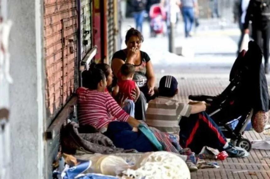 Una familia tipo necesita casi cuatro salarios mínimos para no caer bajo la línea de pobreza
