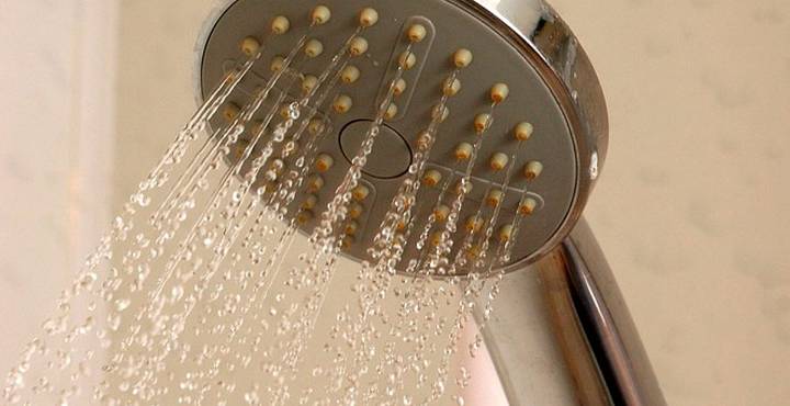 Revela la ciencia lo bueno y malo de bañarse con agua fría