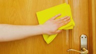 Tus puertas de madera como nuevas en segundos: el truco infalible de las expertas en limpieza