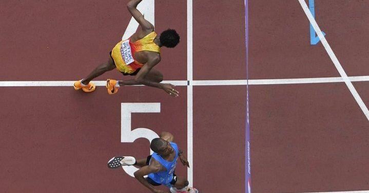 Marathon at world champs comes down to a sprint and a photo finish