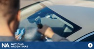 Ni tela ni microfibra: los mejores 5 trucos para dejar relucientes los cristales del auto