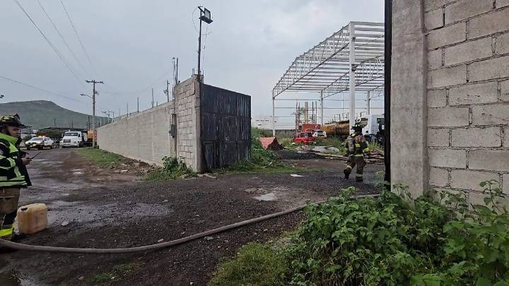 Incendio de pipa con emulsión de asfalto provocó alarma en el poniente