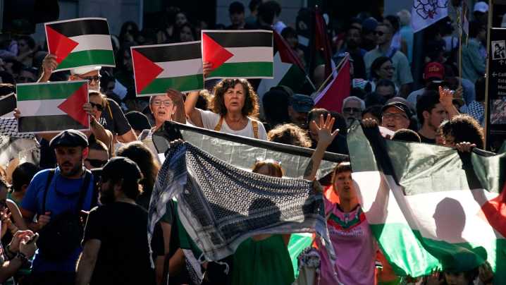 Protestas a favor de Palestina en La Vuelta a España, en directo hoy: la organización suspende el final de etapa