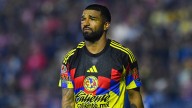 Rodrigo Aguirre abandona la cancha por un brutal golpe en el ojo