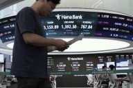 US stocks sink under the weight of rising pressure from the bond market