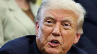 Trump dice que designaría a Antifa y otros grupos de izquierda como "terroristas internos"