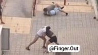 Pelea multitudinaria a puñetazos y palos en plena calle de la Vega de San José