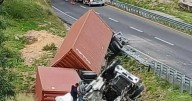 Vuelca tráiler cerca de Santa María del Río