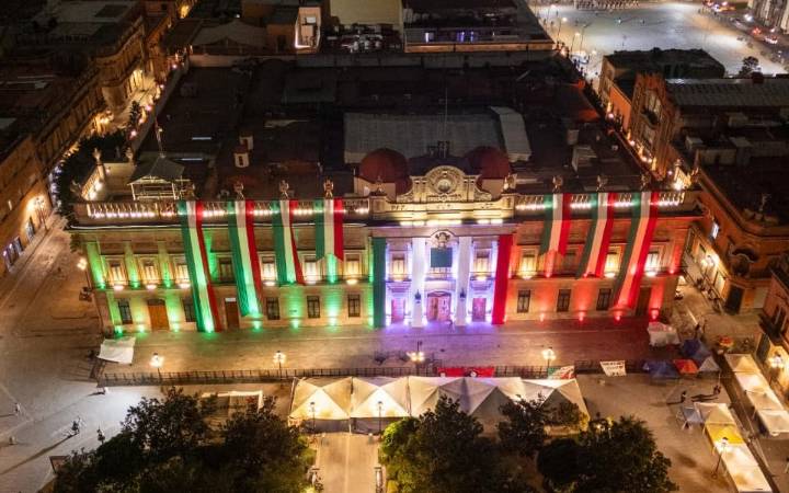 Palacio de Gobierno se engalana con los colores patrios
