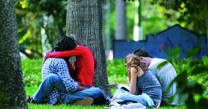 Un estudio apunta que cotillear en pareja puede fortalecer la relación