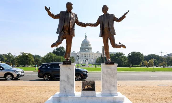 ¡Homenaje a los pederastas! Washington protesta con estatua de Trump y Epstein