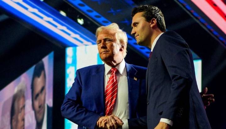 Balean a Charlie Kirk, aliado de Trump, durante una charla en una universidad