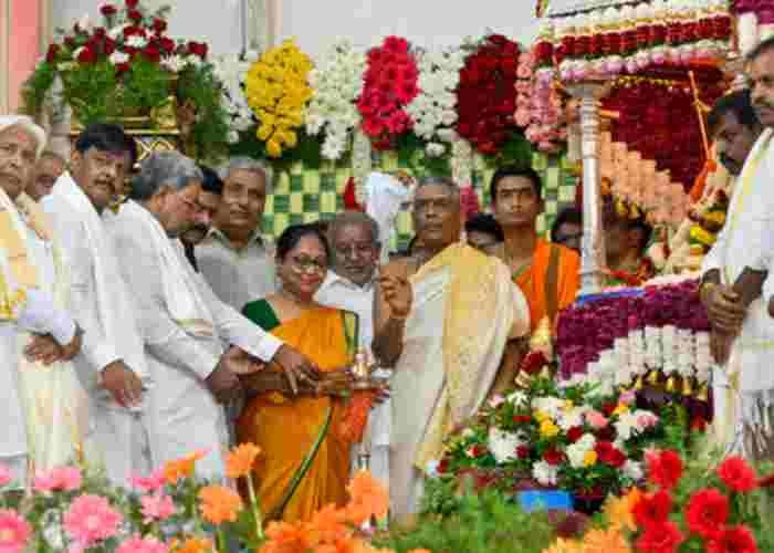 Banu Mushtaq inaugurates Mysuru Dusshera with floral tribute to Goddess Chamundeshwari
