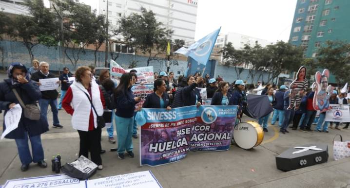 EsSalud declara ilegal la huelga de trabajadores y anuncia sanciones administrativas