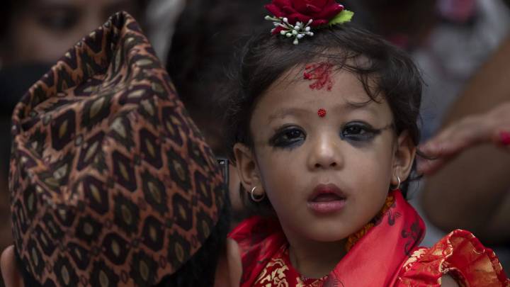 Una niña de 2 años es entronizada en Nepal como la nueva "diosa viviente"