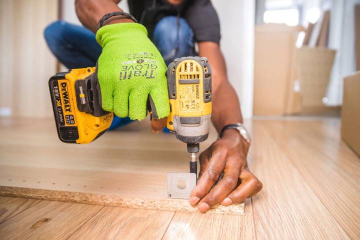Adolescente recibe ofertas de constructoras internacionales tras construir una casita a su hermana