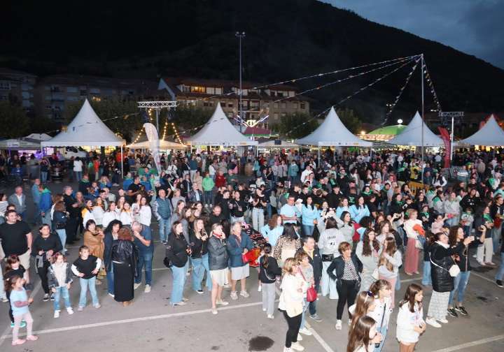 550 peñistas animan el inicio de las Fiestas de la Cruz en Potes