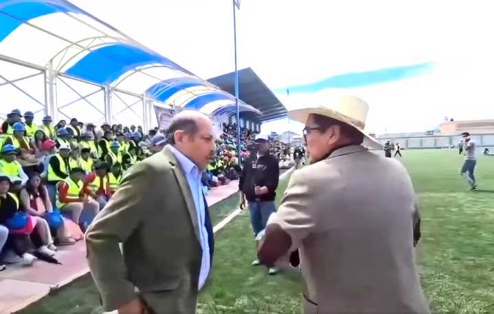 Congresista Héctor Valer escupe a periodista tras acalorada discusión en Juliaca