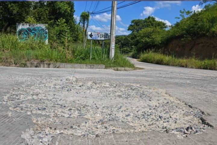 Carretera Huichapa-Santa Cruz, en la Huasteca, presenta deterioro; esto dicen los conductores