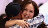 Adelita Grijalva gana la elección al Congreso para llenar la vacante que dejó la muerte de su padre, Raúl Grijalva