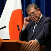 Asian shares rise as Japan politics weigh on yen