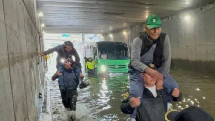 Churubusco: policías rescatan a 63 personas atrapadas en autobús varado en inundación