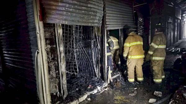 Incendio en El Pasito dañó 5 locales
