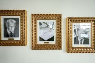 Trump exhibe un 'autopen' en la Casa Blanca en lugar del retrato de Biden
